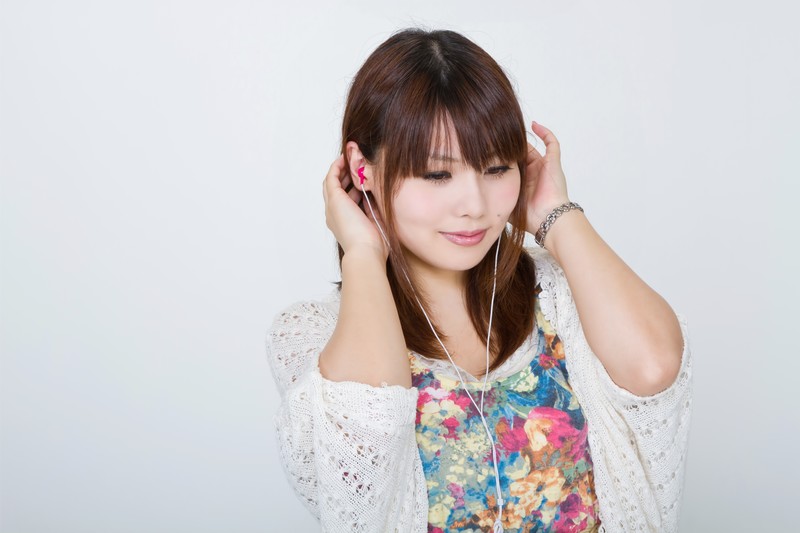 オーディオブックを聴く女性